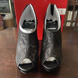 NWT Elle Black Lace Heel